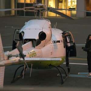 Exclusif - Cara Delevingne, sa soeur Poppy Delevingne et Kendall Jenner montent à bord d'un hélicoptère à Londres, le 10 octobre 2015.