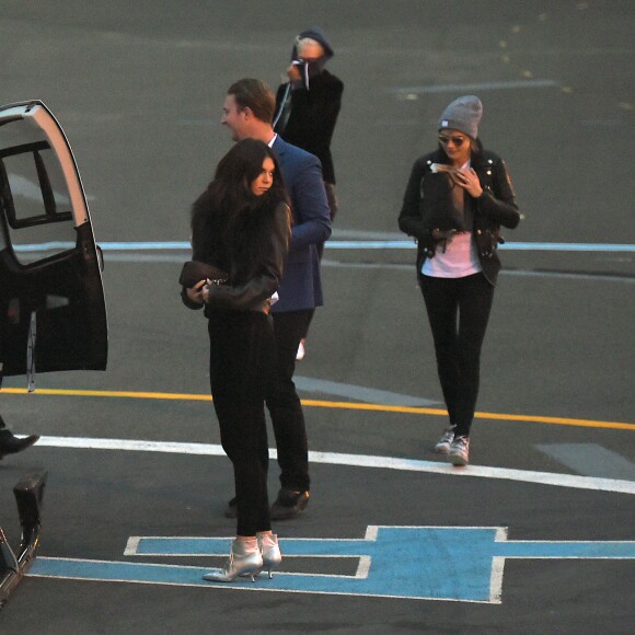 Exclusif - Cara Delevingne, sa soeur Poppy Delevingne et Kendall Jenner montent à bord d'un hélicoptère à Londres, le 10 octobre 2015.