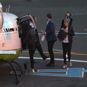 Exclusif - Cara Delevingne, sa soeur Poppy Delevingne et Kendall Jenner montent à bord d'un hélicoptère à Londres, le 10 octobre 2015.