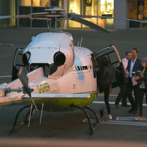 Exclusif - Cara Delevingne, sa soeur Poppy Delevingne et Kendall Jenner montent à bord d'un hélicoptère à Londres, le 10 octobre 2015.