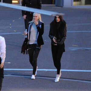 Exclusif - Cara Delevingne, sa soeur Poppy Delevingne et Kendall Jenner montent à bord d'un hélicoptère à Londres, le 10 octobre 2015.