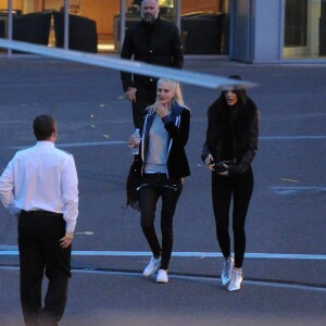 Exclusif - Cara Delevingne, sa soeur Poppy Delevingne et Kendall Jenner montent à bord d'un hélicoptère à Londres, le 10 octobre 2015.