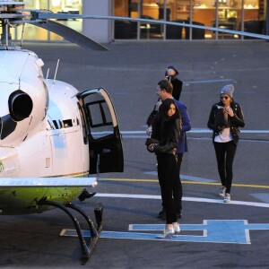 Exclusif - Cara Delevingne, sa soeur Poppy Delevingne et Kendall Jenner montent à bord d'un hélicoptère à Londres, le 10 octobre 2015.