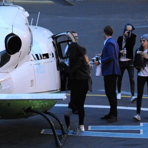 Exclusif - Cara Delevingne, sa soeur Poppy Delevingne et Kendall Jenner montent à bord d'un hélicoptère à Londres, le 10 octobre 2015.