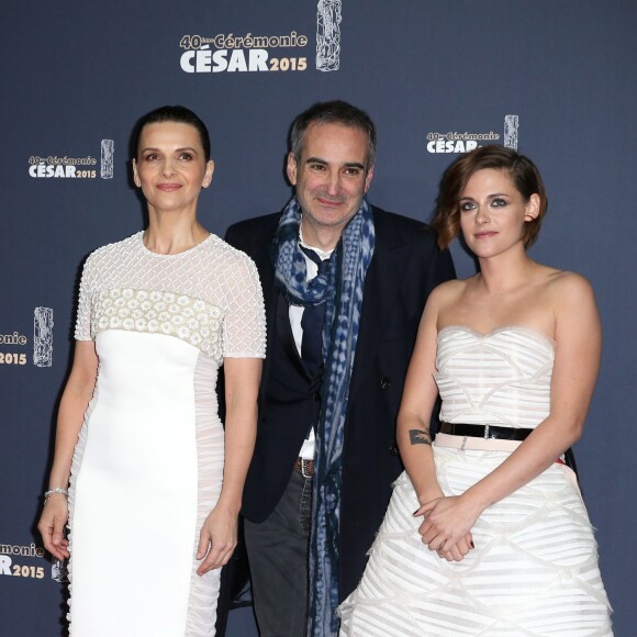 Juliette Binoche (Bijoux Cartier), Olivier Assayas et Kristen Stewart - 40e cérémonie des César au Théâtre du Châtelet à Paris. Le 20 février 2015.