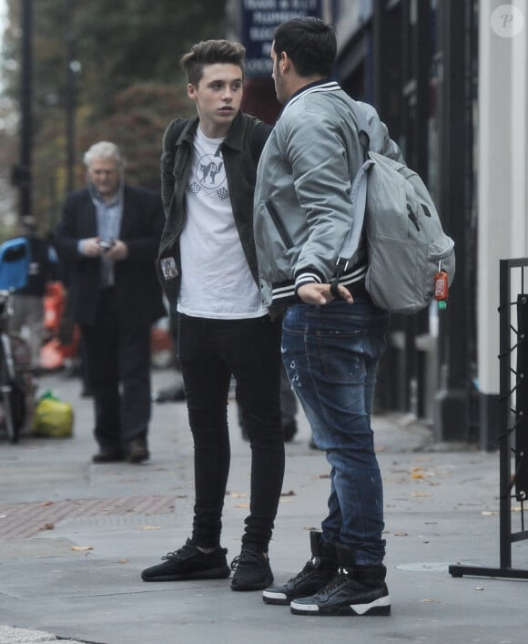 Exclusif - Brooklyn Beckham déjeune avec un ami à Londres le 6 octobre 2015. Exclusive - For Germany, please call for price Brooklyn Beckham pictured with a friend at a coffee shop this afternoon, London UK 06/10/15 6 October 2015.06/10/2015 - Londres
