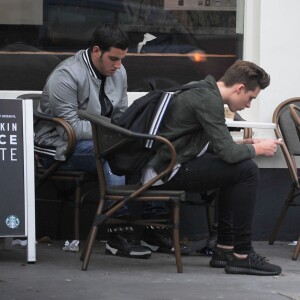 Exclusif - Brooklyn Beckham déjeune avec un ami à Londres le 6 octobre 2015.