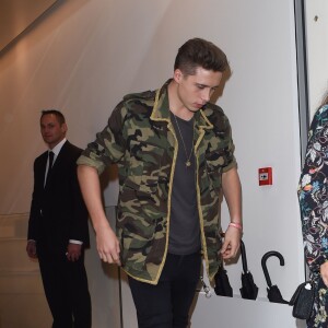 Brooklyn Beckham - People à la sortie de la boutique Victoria Beckham à Londres le 18 septembre 2015