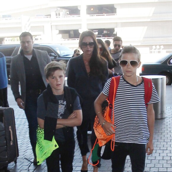 David Beckham, sa femme Victoria et leurs enfants Brooklyn, Romeo, Cruz et Harper prennent un vol à l'aéroport de Los Angeles, le 31 août 2015.