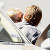 Exclusif - Julia Roberts et son mari Danny Moder s'embrassent sur le parking d'une clinique vétérinaire à Los Angeles le 9 octobre 2015.