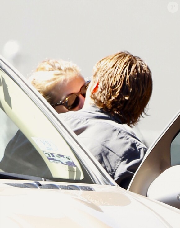 Exclusif - Julia Roberts et son mari Danny Moder s'embrassent sur le parking d'une clinique vétérinaire à Los Angeles le 9 octobre 2015.