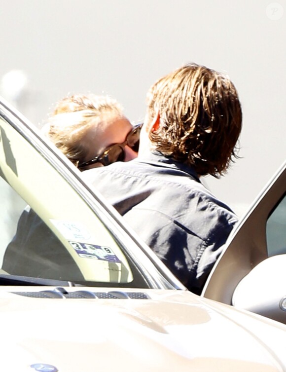 Exclusif - Julia Roberts et son mari Danny Moder s'embrassent sur le parking d'une clinique vétérinaire à Los Angeles le 9 octobre 2015.