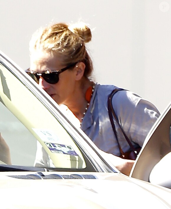 Exclusif - Julia Roberts et son mari Danny Moder s'embrassent sur le parking d'une clinique vétérinaire à Los Angeles le 9 octobre 2015.