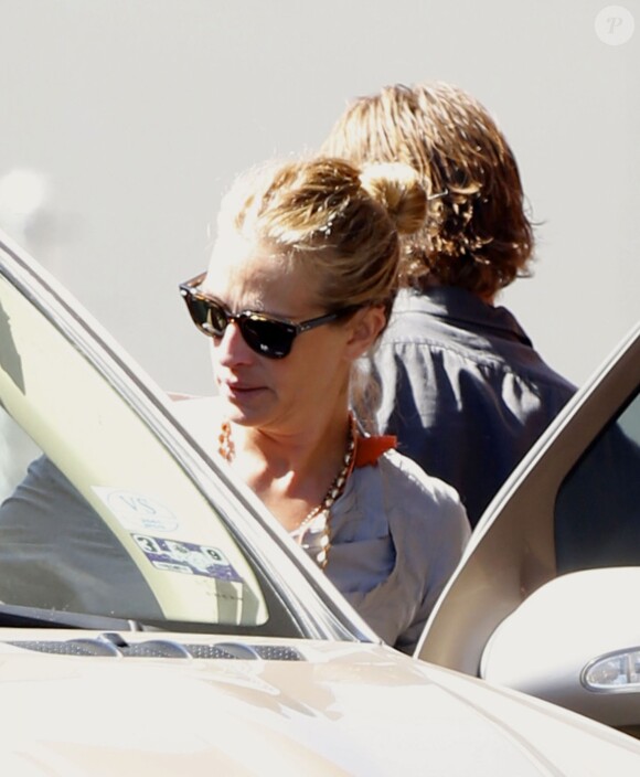 Exclusif - Julia Roberts et son mari Danny Moder s'embrassent sur le parking d'une clinique vétérinaire à Los Angeles le 9 octobre 2015.