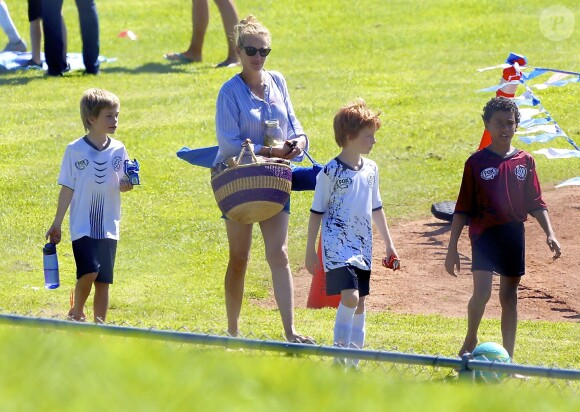 Exclusif - Julia Roberts assiste au match de football de ses deux fils Henry et Phinnaeus Moder à Los Angeles, le 26 septembre 2015.