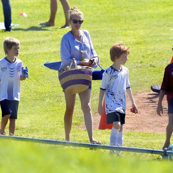 Exclusif - Julia Roberts assiste au match de football de ses deux fils Henry et Phinnaeus Moder à Los Angeles, le 26 septembre 2015.