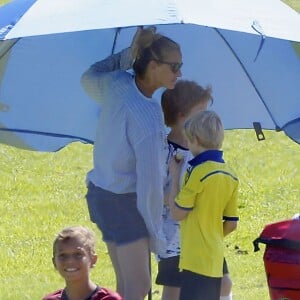 Exclusif - Julia Roberts assiste au match de football de ses deux fils Henry et Phinnaeus Moder à Los Angeles, le 26 septembre 2015.