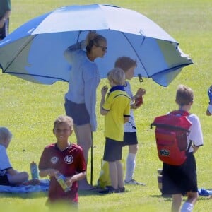 Exclusif - Julia Roberts assiste au match de football de ses deux fils Henry et Phinnaeus Moder à Los Angeles, le 26 septembre 2015.