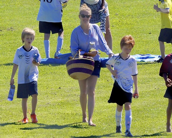 Exclusif - Julia Roberts assiste au match de football de ses deux fils Henry et Phinnaeus Moder à Los Angeles, le 26 septembre 2015.