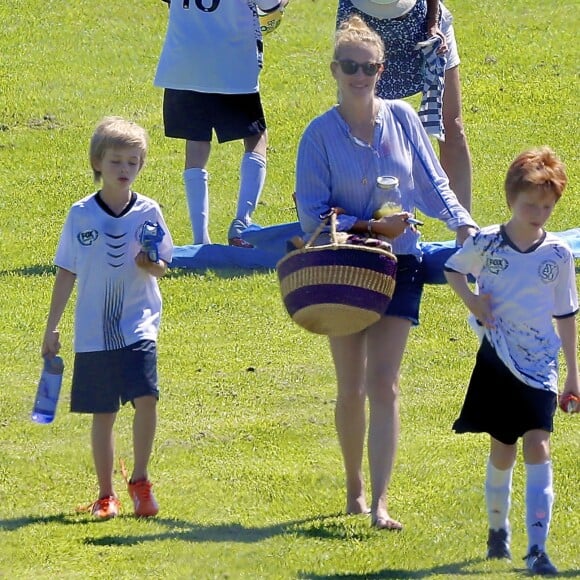 Exclusif - Julia Roberts assiste au match de football de ses deux fils Henry et Phinnaeus Moder à Los Angeles, le 26 septembre 2015.