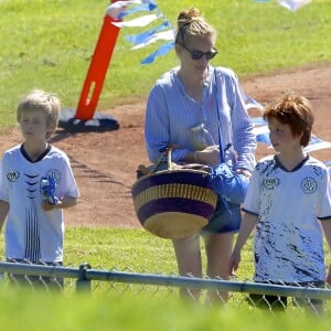 Exclusif - Julia Roberts assiste au match de football de ses deux fils Henry et Phinnaeus Moder à Los Angeles, le 26 septembre 2015.