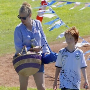 Exclusif - Julia Roberts assiste au match de football de ses deux fils Henry et Phinnaeus Moder à Los Angeles, le 26 septembre 2015.