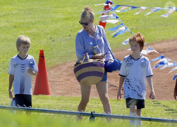 Exclusif - Julia Roberts assiste au match de football de ses deux fils Henry et Phinnaeus Moder à Los Angeles, le 26 septembre 2015.