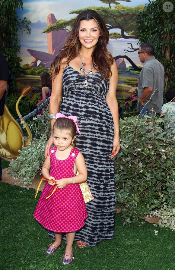 Ali Landry et sa fille Estela à la première de The Lion King 3D, le 27 août 2011 à Hollywood