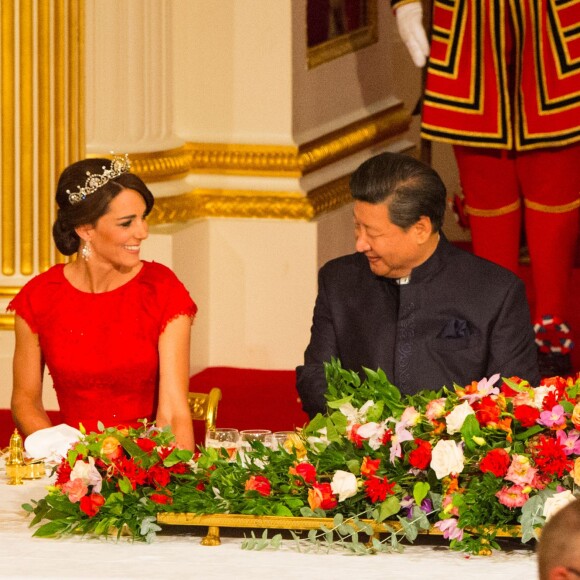 Kate Middleton, duchesse de Cambridge, somptueuse dans une robe rouge Jenny Packham, était assise à la droite du président chinois Xi Jinping lors du dîner officiel donné par Elizabeth II à Buckingham Palace le 20 octobre 2015 en l'honneur de sa visite d'Etat.