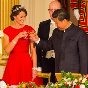 Kate Middleton, duchesse de Cambridge, somptueuse dans une robe rouge Jenny Packham, était assise à la droite du président chinois Xi Jinping lors du dîner officiel donné par Elizabeth II à Buckingham Palace le 20 octobre 2015 en l'honneur de sa visite d'Etat.