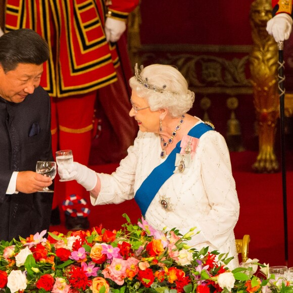 La reine Elizabeth II donnait le 20 octobre 2015 à Buckingham Palace un dîner d'Etat pour le président chinois Xi Jinping et sa femme Peng Liyuan, en visite officielle. Le prince William et la duchesse Catherine de Cambridge y prenaient part, de même que la princesse Anne, le prince Andrew et le prince Edward.