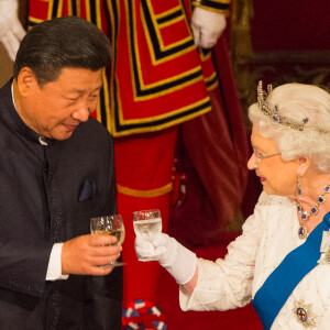 La reine Elizabeth II donnait le 20 octobre 2015 à Buckingham Palace un dîner d'Etat pour le président chinois Xi Jinping et sa femme Peng Liyuan, en visite officielle. Le prince William et la duchesse Catherine de Cambridge y prenaient part, de même que la princesse Anne, le prince Andrew et le prince Edward.