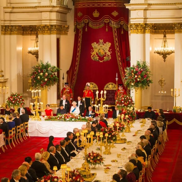 La reine Elizabeth II donnait le 20 octobre 2015 à Buckingham Palace un dîner d'Etat pour le président chinois Xi Jinping et sa femme Peng Liyuan, en visite officielle. Le prince William et la duchesse Catherine de Cambridge y prenaient part, de même que la princesse Anne, le prince Andrew et le prince Edward.