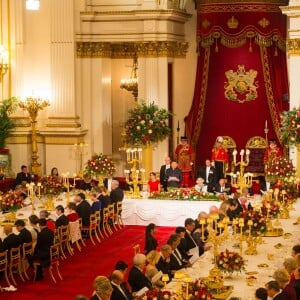 La reine Elizabeth II donnait le 20 octobre 2015 à Buckingham Palace un dîner d'Etat pour le président chinois Xi Jinping et sa femme Peng Liyuan, en visite officielle. Le prince William et la duchesse Catherine de Cambridge y prenaient part, de même que la princesse Anne, le prince Andrew et le prince Edward.