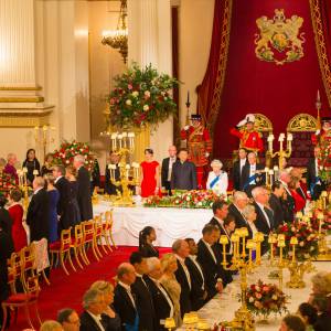 La reine Elizabeth II donnait le 20 octobre 2015 à Buckingham Palace un dîner d'Etat pour le président chinois Xi Jinping et sa femme Peng Liyuan, en visite officielle. Le prince William et la duchesse Catherine de Cambridge y prenaient part, de même que la princesse Anne, le prince Andrew et le prince Edward.