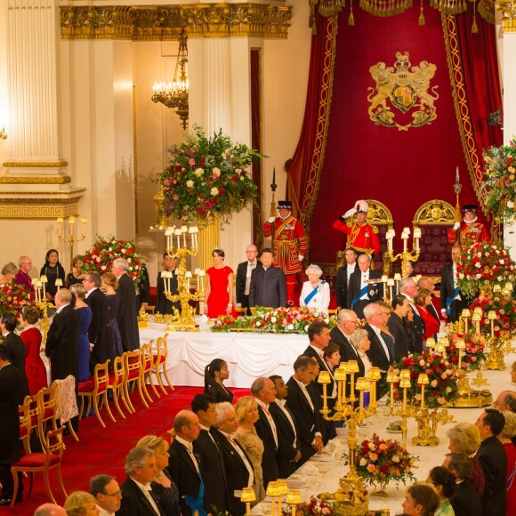 La reine Elizabeth II donnait le 20 octobre 2015 à Buckingham Palace un dîner d'Etat pour le président chinois Xi Jinping et sa femme Peng Liyuan, en visite officielle. Le prince William et la duchesse Catherine de Cambridge y prenaient part, de même que la princesse Anne, le prince Andrew et le prince Edward.