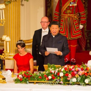 Kate Middleton, duchesse de Cambridge, somptueuse dans une robe rouge Jenny Packham, était assise à la droite du président chinois Xi Jinping lors du dîner officiel donné par Elizabeth II à Buckingham Palace le 20 octobre 2015 en l'honneur de sa visite d'Etat.