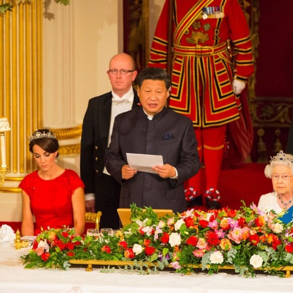 Kate Middleton, duchesse de Cambridge, somptueuse dans une robe rouge Jenny Packham, était assise à la droite du président chinois Xi Jinping lors du dîner officiel donné par Elizabeth II à Buckingham Palace le 20 octobre 2015 en l'honneur de sa visite d'Etat.