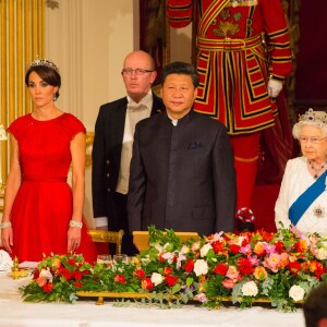 Kate Middleton, duchesse de Cambridge, fabuleuse dans une robe rouge Jenny Packham, était assise à la droite du président chinois Xi Jinping lors du dîner officiel donné par Elizabeth II à Buckingham Palace le 20 octobre 2015 en l'honneur de sa visite d'Etat.