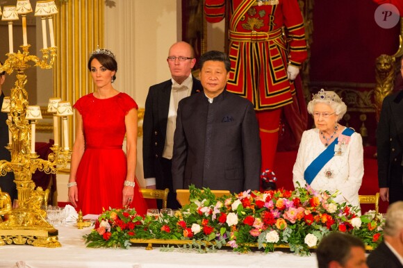 Kate Middleton, duchesse de Cambridge, fabuleuse dans une robe rouge Jenny Packham, était assise à la droite du président chinois Xi Jinping lors du dîner officiel donné par Elizabeth II à Buckingham Palace le 20 octobre 2015 en l'honneur de sa visite d'Etat.