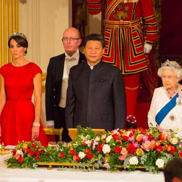 Kate Middleton, duchesse de Cambridge, fabuleuse dans une robe rouge Jenny Packham, était assise à la droite du président chinois Xi Jinping lors du dîner officiel donné par Elizabeth II à Buckingham Palace le 20 octobre 2015 en l'honneur de sa visite d'Etat.