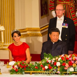 Kate Middleton, duchesse de Cambridge, somptueuse dans une robe rouge Jenny Packham, était assise à la droite du président chinois Xi Jinping lors du dîner officiel donné par Elizabeth II à Buckingham Palace le 20 octobre 2015 en l'honneur de sa visite d'Etat.