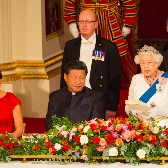Kate Middleton, duchesse de Cambridge, somptueuse dans une robe rouge Jenny Packham, était assise à la droite du président chinois Xi Jinping lors du dîner officiel donné par Elizabeth II à Buckingham Palace le 20 octobre 2015 en l'honneur de sa visite d'Etat.