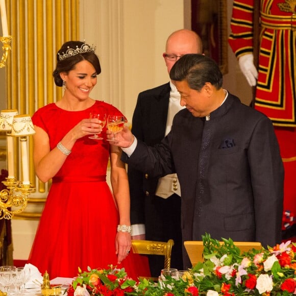 Kate Middleton, duchesse de Cambridge, somptueuse dans une robe rouge Jenny Packham, était assise à la droite du président chinois Xi Jinping lors du dîner officiel donné par Elizabeth II à Buckingham Palace le 20 octobre 2015 en l'honneur de sa visite d'Etat.