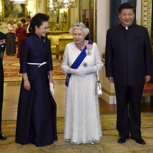 La reine Elizabeth II accueillait le 20 octobre 2015 à Buckingham Palace le président chinois Xi Jinping et sa femme Peng Liyuan en l'honneur de leur visite officielle.