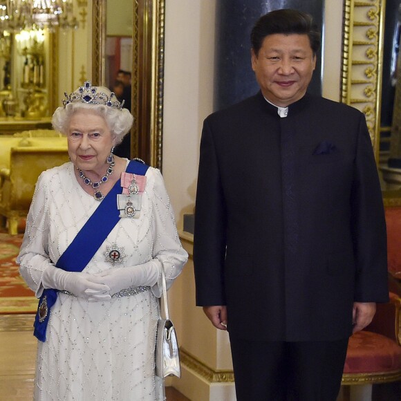 La reine Elizabeth II accueillait le 20 octobre 2015 à Buckingham Palace le président chinois Xi Jinping et sa femme Peng Liyuan en l'honneur de leur visite officielle.