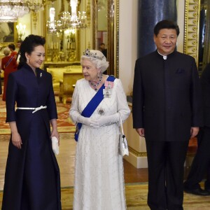 La reine Elizabeth II accueillait le 20 octobre 2015 à Buckingham Palace le président chinois Xi Jinping et sa femme Peng Liyuan en l'honneur de leur visite officielle.