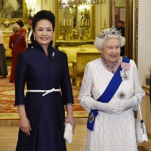 La reine Elizabeth II accueillait le 20 octobre 2015 à Buckingham Palace le président chinois Xi Jinping et sa femme Peng Liyuan en l'honneur de leur visite officielle.