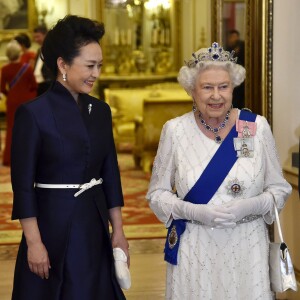 La reine Elizabeth II accueillait le 20 octobre 2015 à Buckingham Palace le président chinois Xi Jinping et sa femme Peng Liyuan en l'honneur de leur visite officielle.