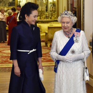 La reine Elizabeth II accueillait le 20 octobre 2015 à Buckingham Palace le président chinois Xi Jinping et sa femme Peng Liyuan en l'honneur de leur visite officielle.